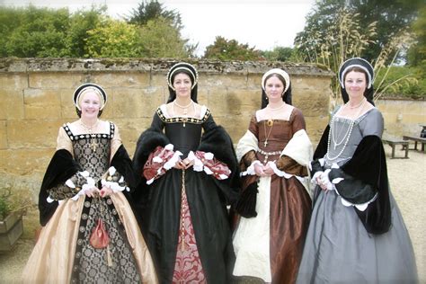 what did tudor girls wear.